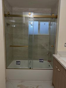 Porte de douche coulissante double sans cadre, porte coulissante en verre pour salle de bain à cadre étroit - Product Image 1