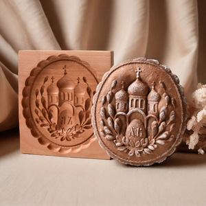 Molde cortador de galletas de madera de haya con diseño floral de castillo, panal de miel y avellanas, y cesta de frutas - Product Image 5