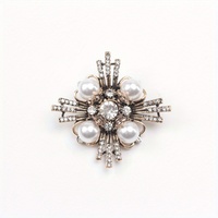 Broche vintage fleurie incrustée de strass, accessoire de mode de luxe léger et raffiné
