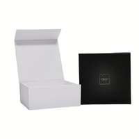 Boîte en carton rigide personnalisée de luxe avec logo en relief pour l'emballage de vêtements, de chaussures et de chaussettes, fermeture magnétique, recyclable, pliable