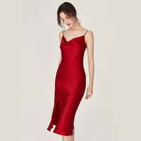 Robe de soirée élégante en soie de mûrier 100% avec fente latérale, col drapé doux et lisse, idéale comme tenue de nuit