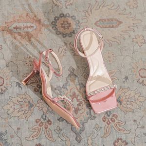 Sandales d'été respirantes en cuir verni rose à bout pointu et talon fin avec bride de cheville ornée de strass - Product Image 4