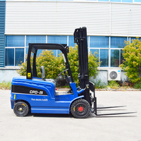 Elektrikli Forkliftler, 2 ton, 3 ton, 3,5 ton ve 4 ton modelleri dahil, sırası sıra olarak 3m, 4m, 5m ve 6m kaldırma yükseklikleriyle.