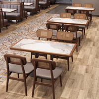 Ensemble de meubles de restaurant minimaliste moderne, tables et chaises en bois massif, banc mural, table avec plateau en ardoise et marbre