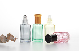 Venta al por mayor en stock: Botella de vidrio redonda de 6 ml de colores con roll-on y tapa de plástico negra para aceites esenciales - Product Image 2