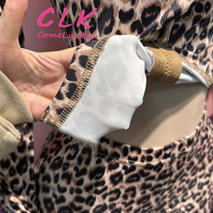 طقم نسائي من قطعتين للخريف والشتاء رائج المبيعات، هودي بطبعة الفهد مع أكمام طويلة وبنطلون رياضي ضيق واسع من الأسفل - Product Image 2