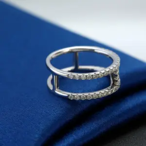 Cadermay bague de prix de gros de haute qualité en argent 925 Double barre H courbe D VVS Moissanite bague de bande d'éternité pour les femmes en stock