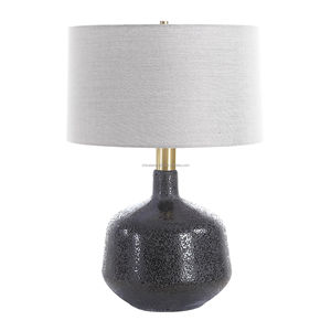 Lampe de table artisanale moderne en céramique émaillée marbrée vert émeraude |   Éclairage côtier audacieux pour les espaces d'hôtel et les salons - Product Image 3
