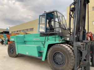 Chariot élévateur diesel Mitsubishi FD300 d'occasion bien entretenu, unité lourde de 30 tonnes pour manutention en quai et en conteneurs - Product Image 6