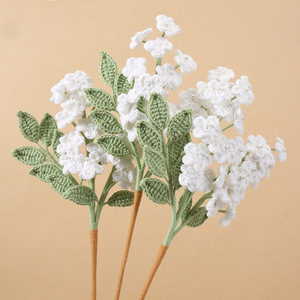 Bouquet de fleurs artificielles en polyester blanc crochetées par Kexiang, décoration pour la maison, le bureau ou les ornements de bureau. - Product Image 4