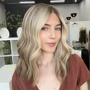 Perruques courtes ondulées avec racines brunes et mèches blondes # Perruques courtes sans colle 613 Full Lace et perruques Lace Front 13x4 - Product Image 3