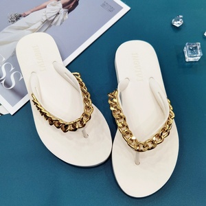 Nuevas Sandalias planas de tacón alto a la moda para mujer, zapatos de playa de verano, cadena de estilo coreano, zapatillas de <span class=keywords><strong>agua</strong></span> para exteriores con diamantes de imitación - Product Image 1