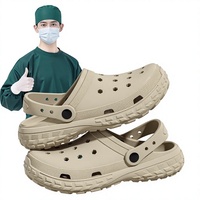 Chaussures de bloc opératoire style Crocs pour hommes et femmes, nouvelle collection 2025, semelle épaisse antidérapante, pantoufles d'infirmière conduites comme des pantoufles.