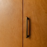 Armoire de chambre intégrée sur mesure, style moderne vintage, système de rangement pleine hauteur en placage de bois naturel