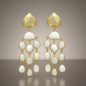 Boucles d'oreilles chandelier ethniques en laiton plaqué or, faites à la main, avec pierres précieuses et perles - Product Image 2