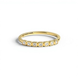 Bague de fiançailles légère et délicate pour femme, sertie clos, en or plaqué 18K 14K, avec diamant de laboratoire taille princesse, idéale pour l'empilage - Product Image 1