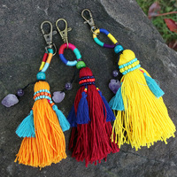 Pendentif bohème fait main en fil tressé de perles de cristal, avec grappe d'améthyste et pompon coloré, pour voiture, sac ou porte-clés