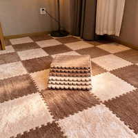 Tapis en mousse emboîtables doux et respectueux de la peau avec surface en fausse fourrure pour centre d'activités pour enfants
