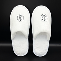 Chaussons d'hôtel jetables en polaire corail à bout fermé, doux et luxueux, avec broderie de logo personnalisé, semelle EVA, tailles adulte et enfant