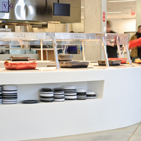 Comptoir de présentation de salades en surface solide blanche moderne sur mesure pour restaurant, salle à manger, buffet