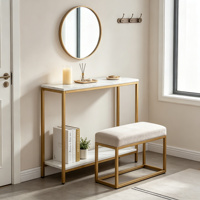 Table console en marbre blanc de luxe. Table de présentation élégante à 2 niveaux en pierre naturelle avec cadre en métal doré pour couloir et entrée.