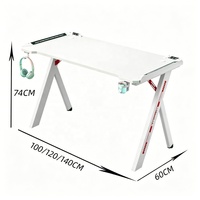 Bureau de jeu minimaliste blanc avec canaux de câblage dissimulés pour des espaces débarrassés de l'excès de matériel