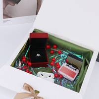 Boîtes cadeaux carrées en papier kraft texturé de qualité supérieure, personnalisables, cartons épais et robustes pour l'emballage de produits quotidiens.