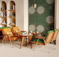 Ensemble de fauteuil en cuir matelassé sur mesure et table en bois massif multicouche pour bar ou café rétro