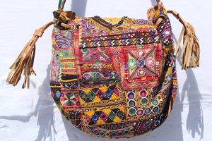กระเป๋าอินเดียแบบบันจารา ผสมผสานความดั้งเดิมและสไตล์โบโฮสมัยใหม่ งานปักลายชนเผ่าแท้ๆ และงานกระจกสำหรับผู้หญิง - Product Image 4