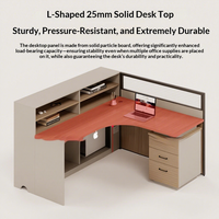 Poste de travail en L minimaliste avec écran de séparation et ensemble de chaises de bureau pour 2 ou 3 personnes