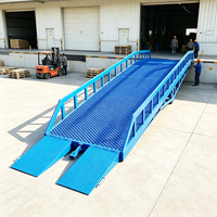 Rampe d'accès mobile hydraulique robuste pour travaux extérieurs, idéale pour camions porte-conteneurs