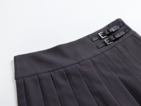 Jupe-short plissée taille haute style gothique preppy avec double boucle métallique, silhouette trapèze, streetwear Y2K pour femme