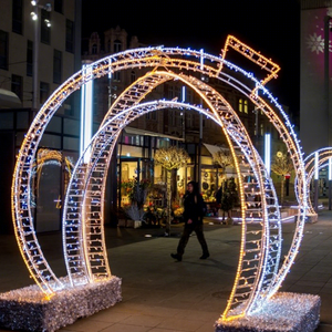 Arcos Luminosos para un Entrada Festiva Impresionante en Centros Comerciales, Hoteles, Parques y Espacios Invernales - Product Image 1