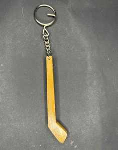 Porte-clés mini bâton de hockey sur glace en bois pour enfants, idéal pour les tournois - Product Image 1