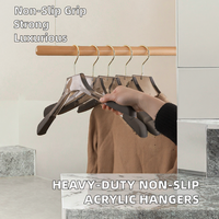 Cintres en acrylique durables robustes suspendus en plastique antidérapant pour les magasins Cintres en acrylique de style nouveau pour vêtements