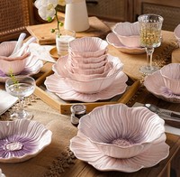 Service de table en céramique élégant à motifs floraux avec glaçure dégradée rose et violette pour le thé de l'après-midi, le brunch et les repas romantiques à la maison