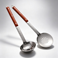 Ensemble d'ustensiles de cuisine 2 pièces avec manche en bois, louche à soupe et cuillère ajourée en acier inoxydable 201 finition satinée pour cuisine domestique européenne