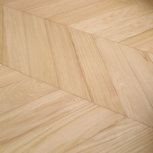 Parquet contrecollé AVANTIMORA en frêne de Manchourie, qualité ABC, 14 mm, aspect vieilli, système clic, motif chevron, pour hôtels de charme - Product Image 1