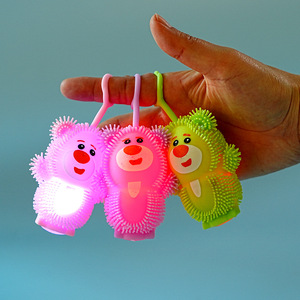 Petit ours fraise lumineux anti-stress en pompon, jouet souple pour enfants, en TPE, unisexe, âge 2-4 ans - Product Image 3