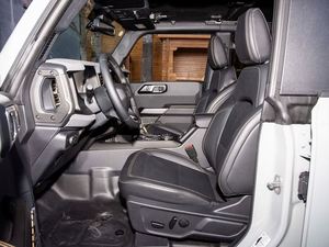 Veicolo <span class=keywords><strong>Ford</strong></span> Bronco Usato Certificato, Auto di Seconda Mano con Motore Ibrido 2.7L e Cambio Automatico a 10 Velocità per Avventure Fuoristrada - Product Image 3
