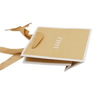Maßgefertigte Papiertüten in Champagner-Gold, Elegante Verpackungstaschen mit Geprägtem Firmenlogo für Luxuriöse Einzelhandels- und Geschenkanlässe