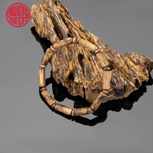 Bracelet en bambou et bois d'agar naturel pour femme, qualité semi-affinée, bijou artisanal élégant et aromatique - Product Image 2