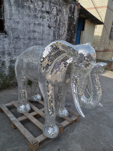 Estatua de León Acostado de Lujo con Mosaico Dorado de Tamaño Real, Escultura de Animal de Fibra de Vidrio para Decoración de Vestíbulo de Hotel, Villa o Jardín - Product Image 6