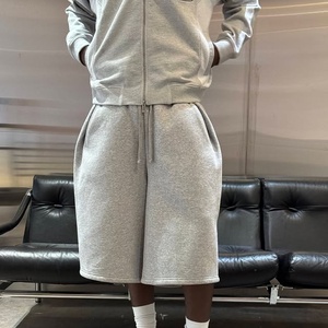 Ensemble de survêtement 2 pièces personnalisé pour homme, veste courte zippée à col montant et pantalon capri large, tenue streetwear assortie - Product Image 3