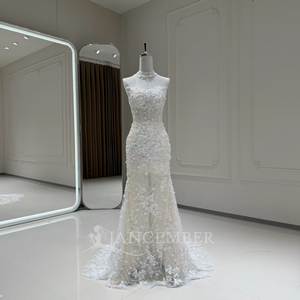 Robe de mariée de luxe blanche moderne Xx104 avec appliques florales en dentelle, traîne chapelle et collier ras-du-cou perlé - Product Image 3