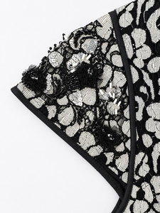 Robe élégante noire et blanche à imprimé floral, coupe ajustée et évasée, avec manches courtes, design à volants élégant, tissu de qualité supérieure, tenue chic pour les fêtes - Product Image 4