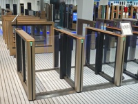 Barrière de contrôle d'accès KMS Security avec lecteur de code QR pour les entrées de hall de bâtiments commerciaux et les tours de bureaux