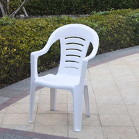 Ensemble table et chaises en plastique pour restaurant