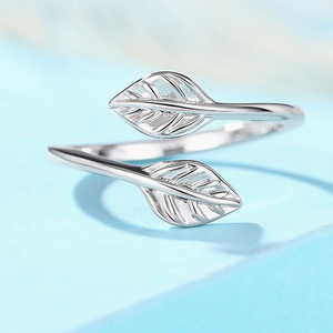 Anello a Foglia per Donne, Design Minimalista Ispirato all'Albero, Regolabile, Gioiello Statement per Uso Quotidiano - Product Image 2