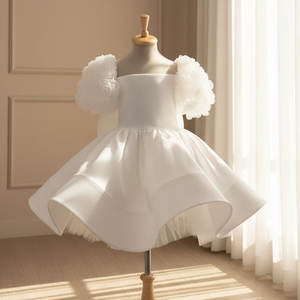Robe en organza blanche moderne pour filles, manches bouffantes, style formel minimaliste pour enfant de 1 à 12 ans - Product Image 1